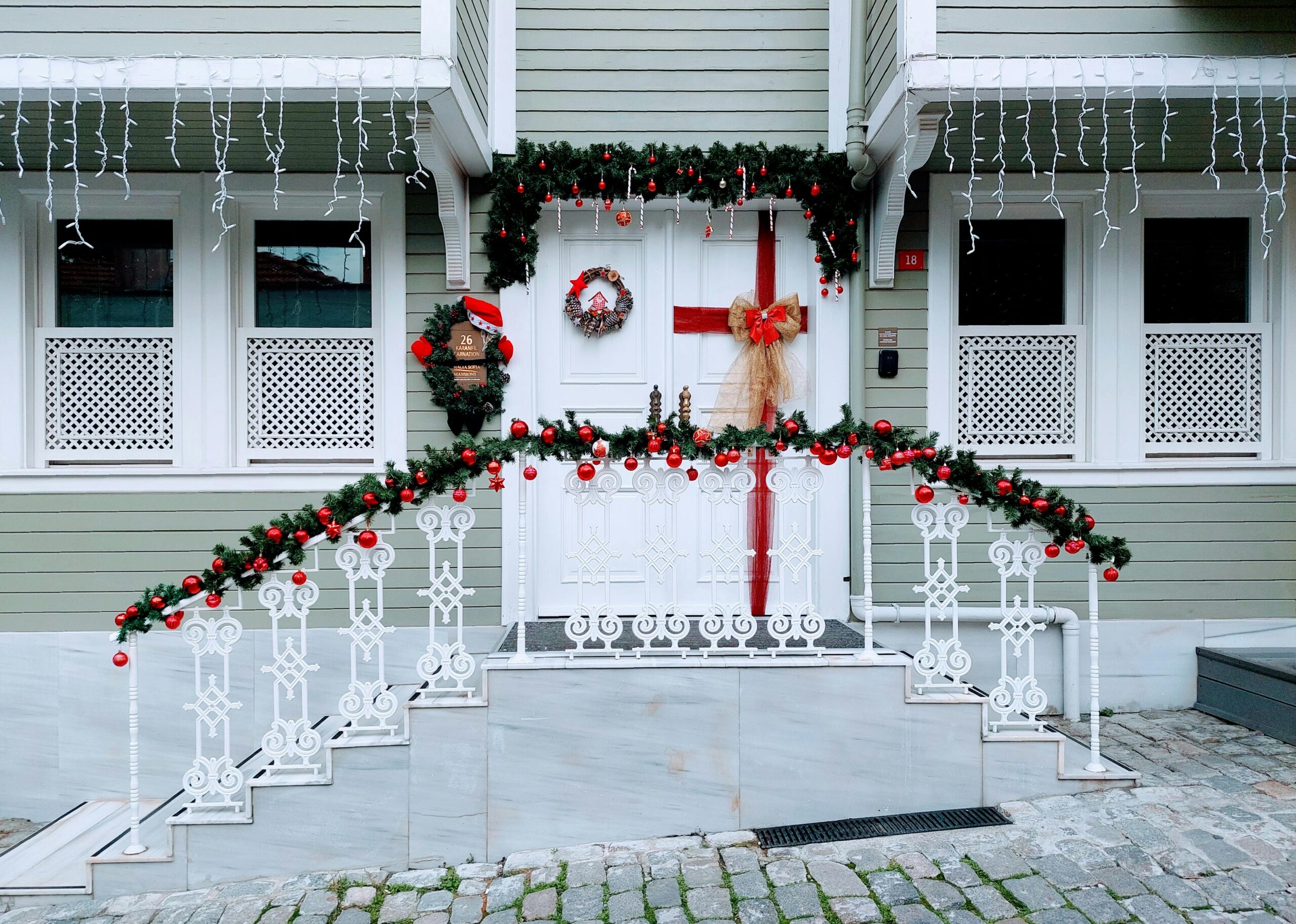 You are currently viewing Christmas Door Decorations: Protect Your Door While Celebrating